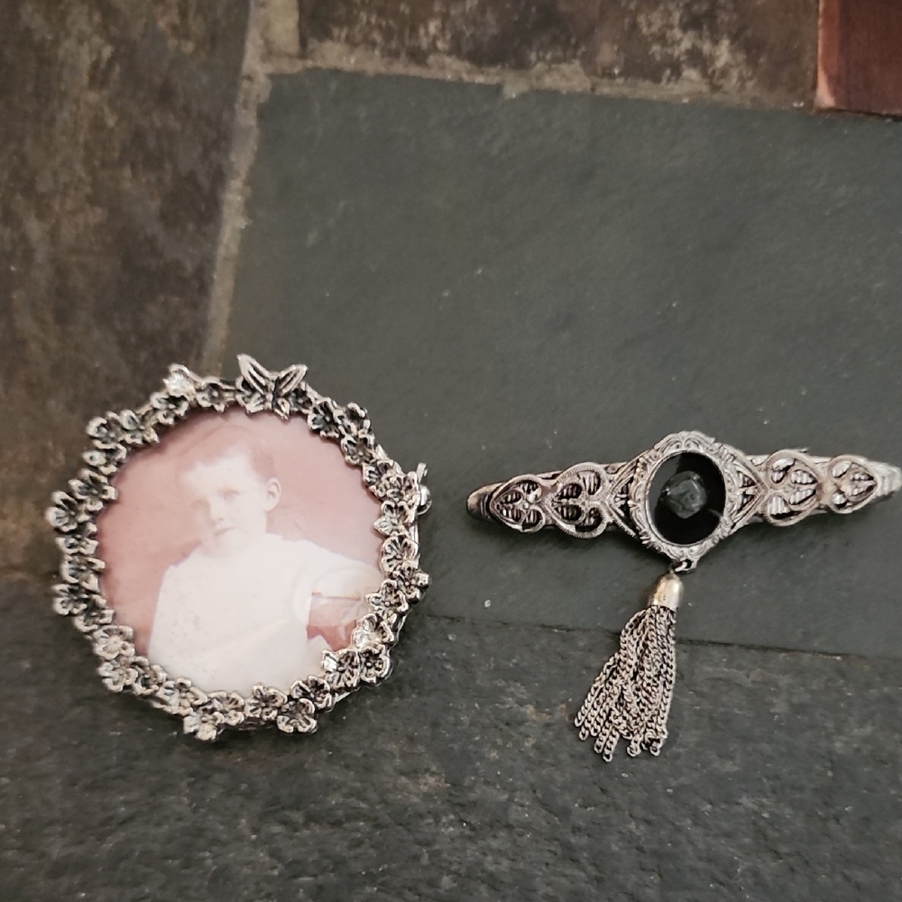 Vintage Silver Toned Brooch Set with Photo and Black Stone